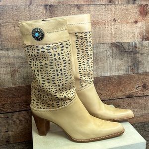 NWOT,  Stuart Weitzman heeled boot, 8